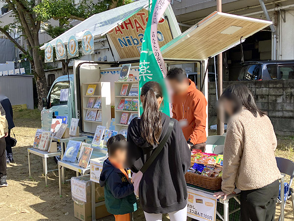 絵本展示・貸出、駄菓子販売の様子